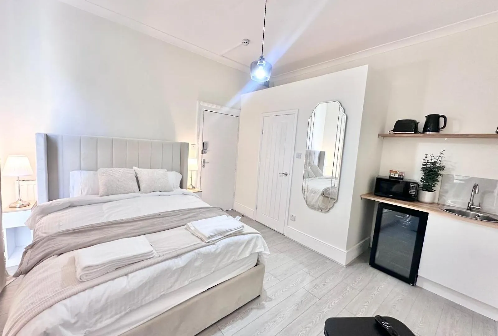 King Bed - Free Private Parking - Self Check-In - Near Ilford Station Hotel 0*,