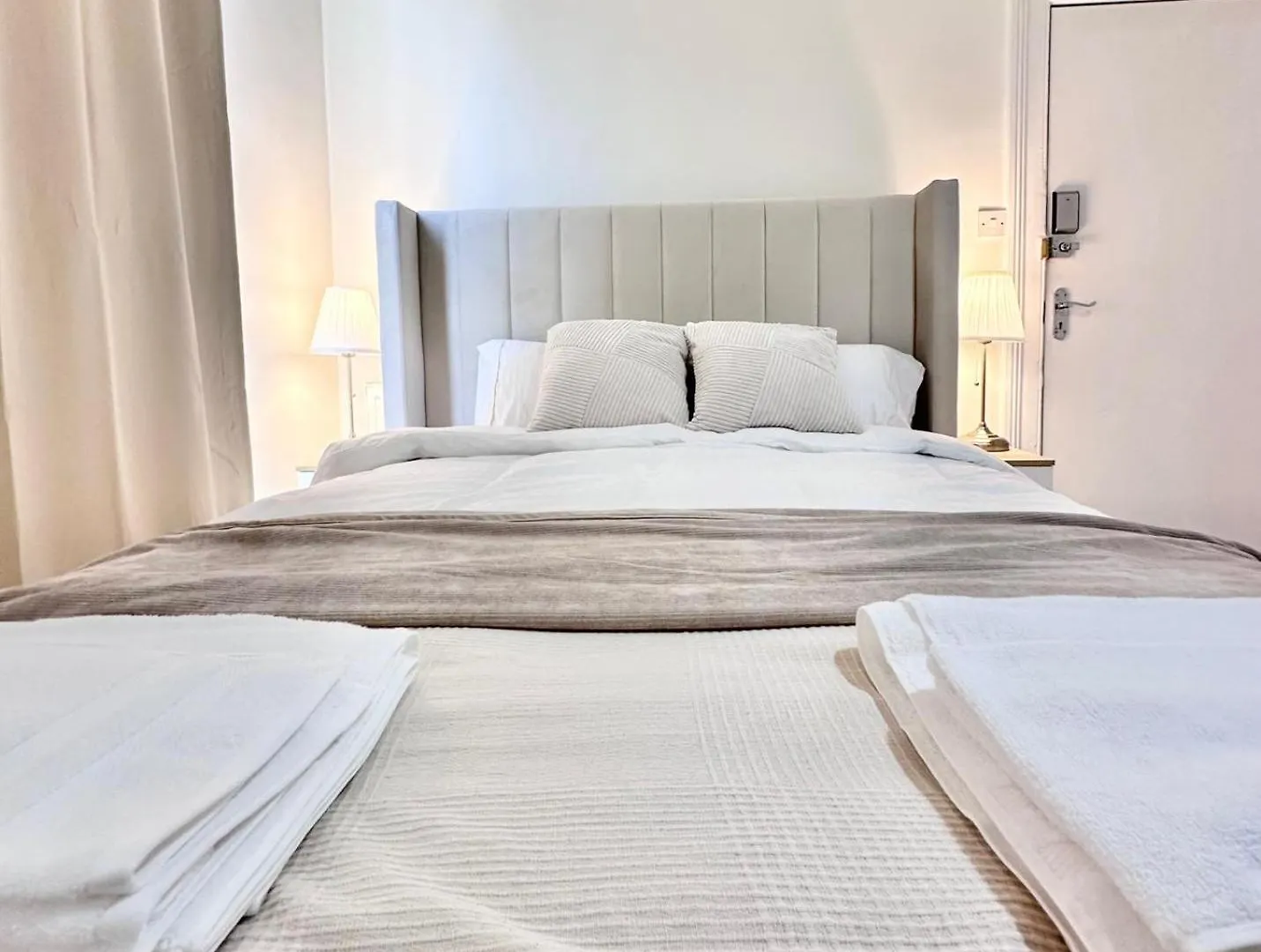 King Bed - Free Private Parking - Self Check-In - Near Ilford Station Hotel United Kingdom