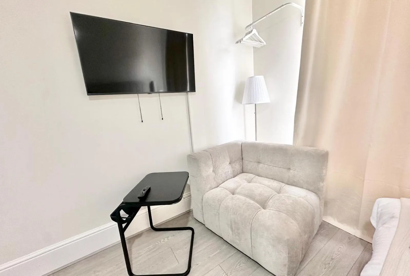 King Bed - Free Private Parking - Self Check-In - Near Ilford Station Hotel Guest house