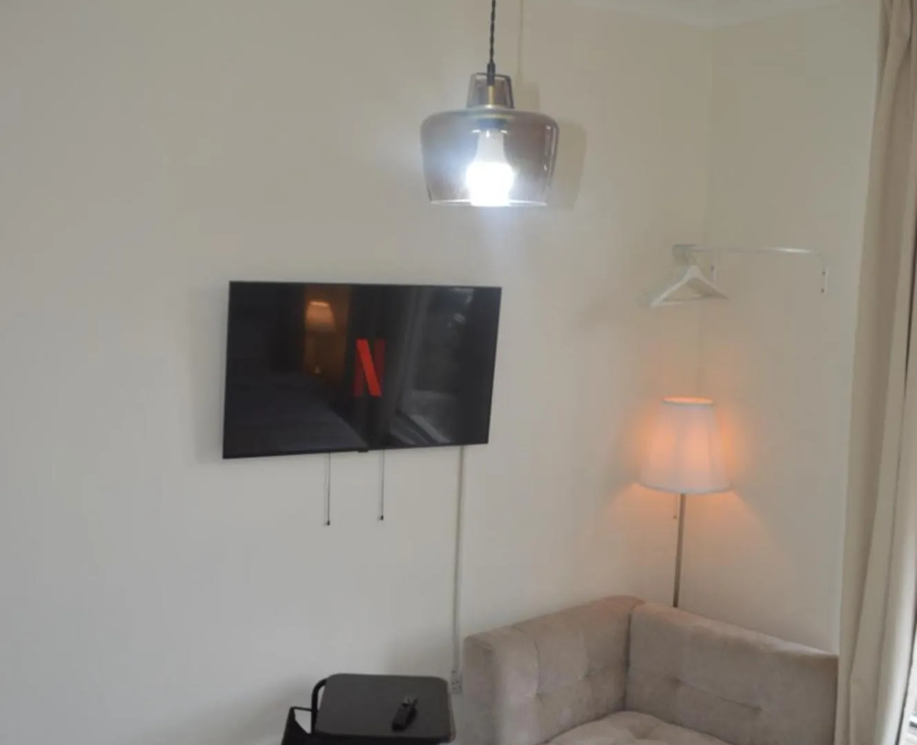 Guest house King Bed - Free Private Parking - Self Check-In - Near Ilford Station Hotel