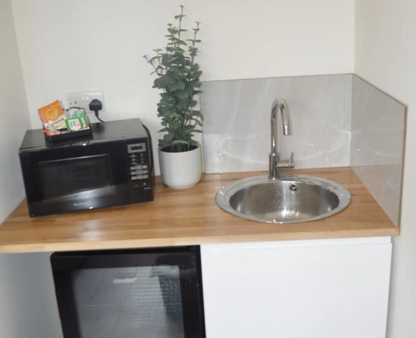 King Bed - Free Private Parking - Self Check-In - Near Ilford Station Hotel