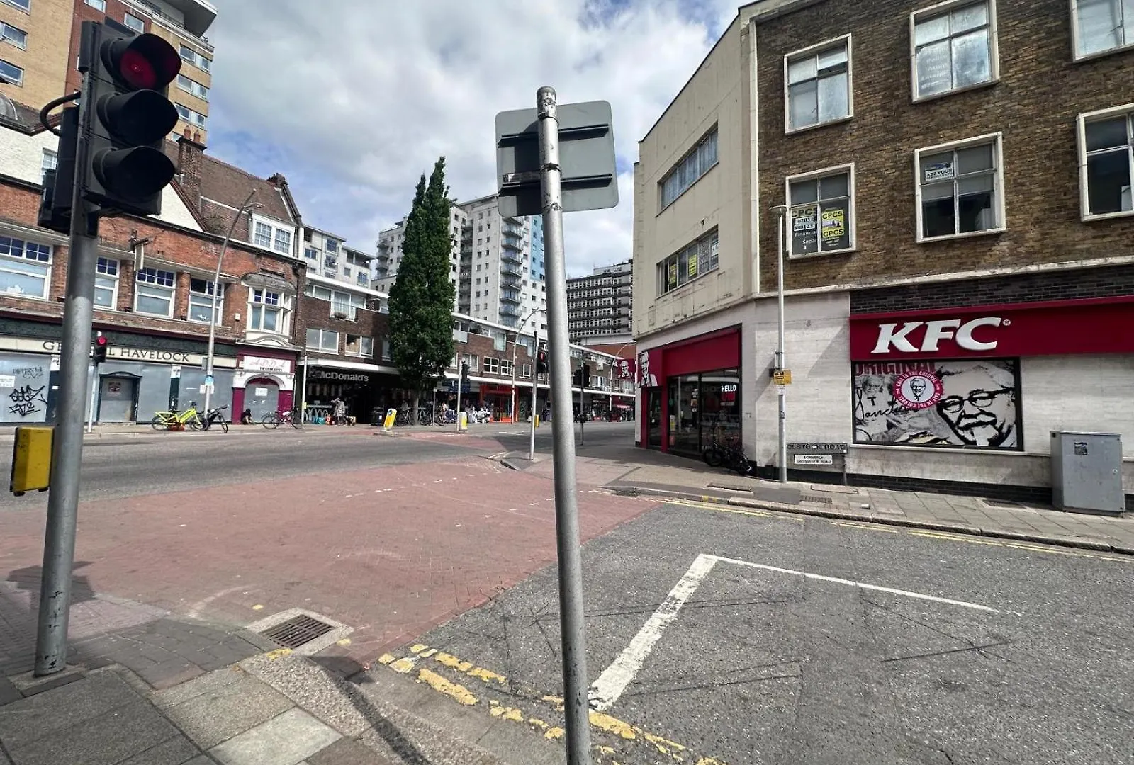 King Bed - Free Private Parking - Self Check-In - Near Ilford Station Hotel United Kingdom