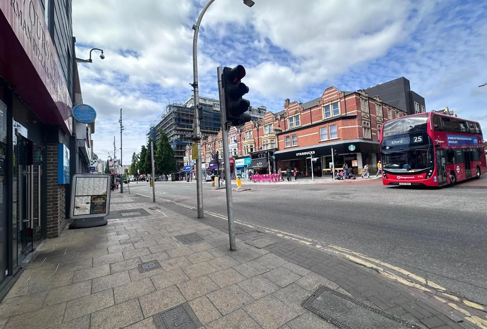 King Bed - Free Private Parking - Self Check-In - Near Ilford Station Hotel 0*,  United Kingdom