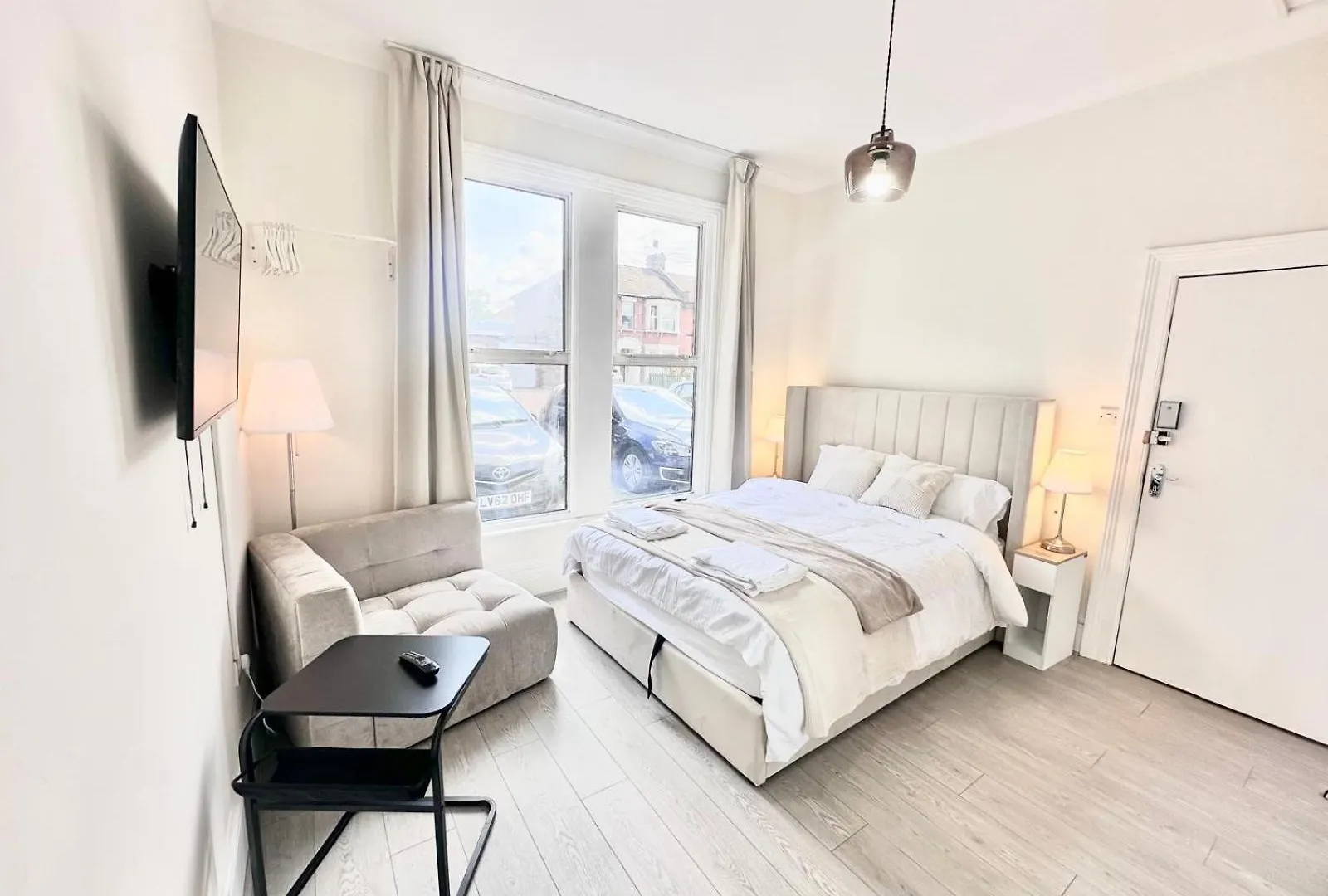 Hotel King Bed - Free Private Parking - Self Check-In - Near Ilford Station
