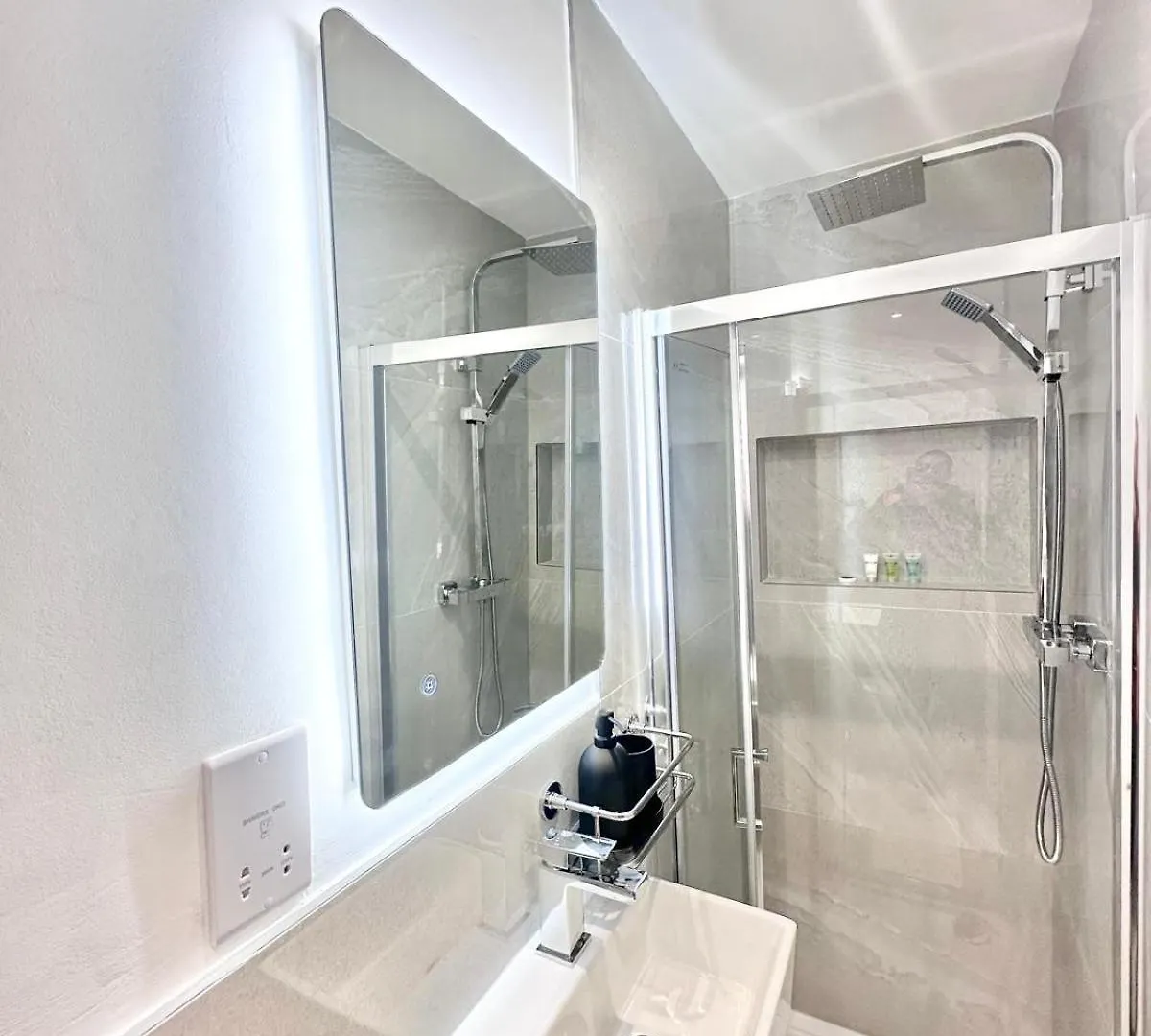 Hotel King Bed - Free Private Parking - Self Check-In - Near Ilford Station Pensión