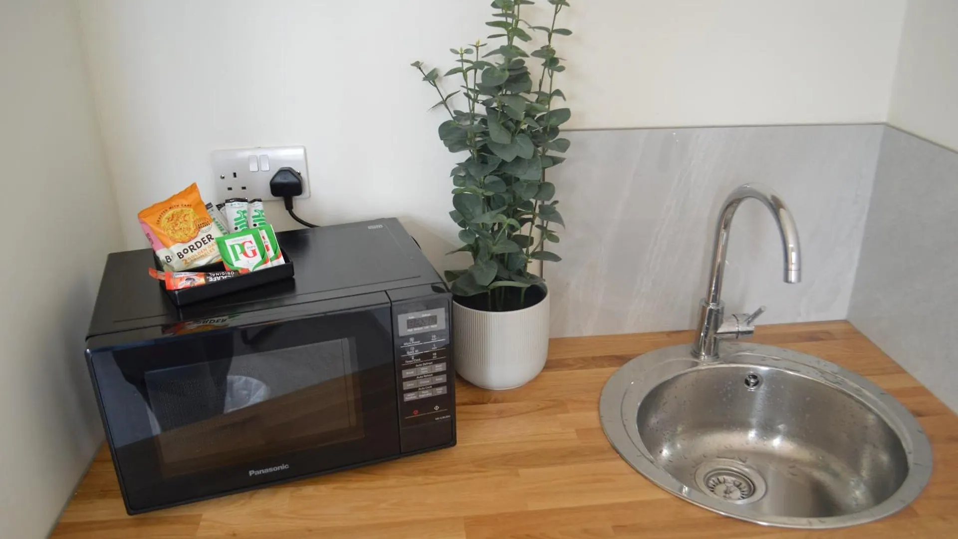Hotel King Bed - Free Private Parking - Self Check-In - Near Ilford Station 0*,
